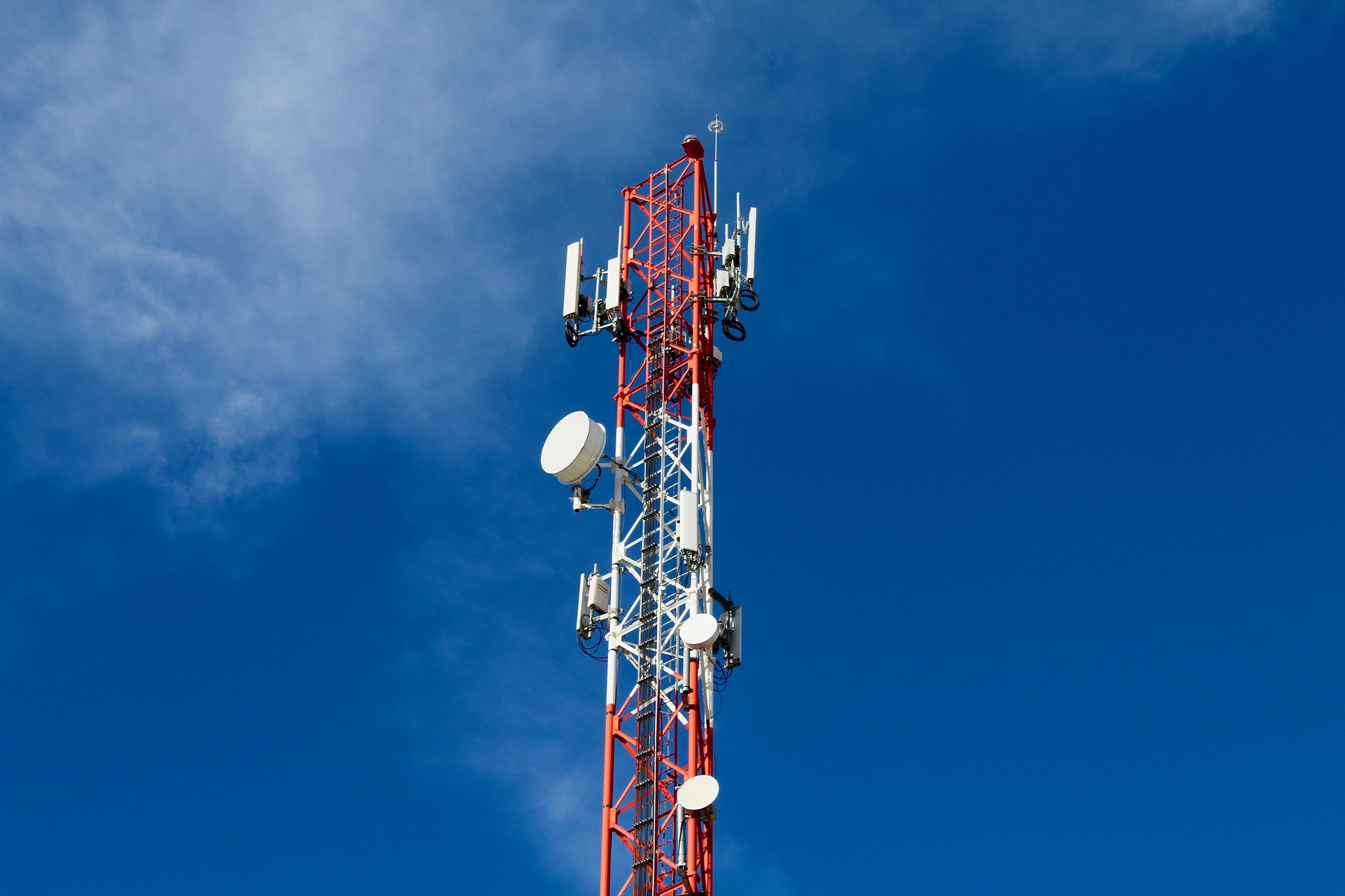 En este momento estás viendo España consolida su red 5G: los operadores alcanzan los hitos de cobertura en 700 MHz