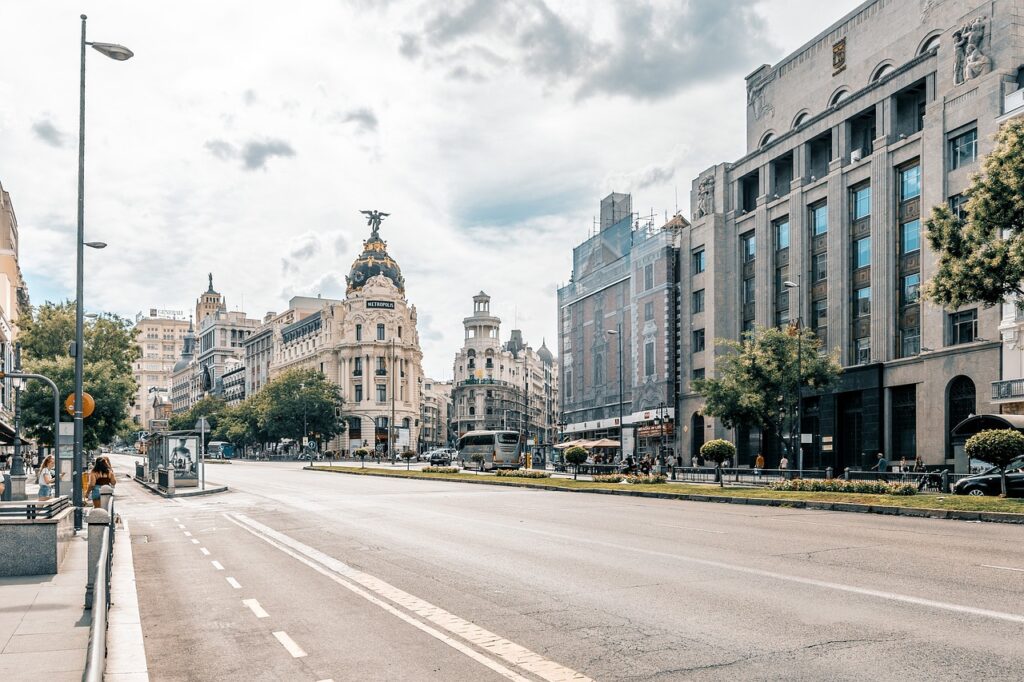 La ciudad como red: Telefónica prueba 5G milimétrico en farolas y mobiliario urbano