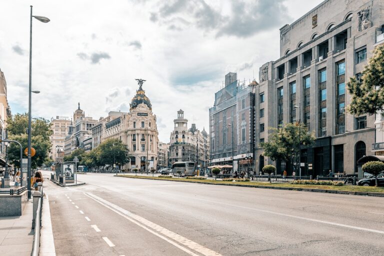 Lee más sobre el artículo La ciudad como red: Telefónica prueba 5G milimétrico en farolas y mobiliario urbano